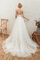 Abito da sposa accattivante a terra a sala naturale particolare seducente
