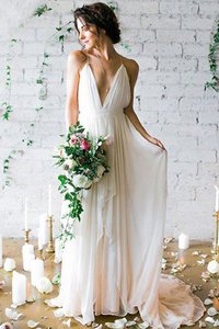 Abito da sposa formale e informale all aperto a riva sognatore a terra con increspature