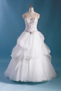 Abito da Sposa in Pizzo Alla Caviglia Moderno con Cascata Volant Bassa