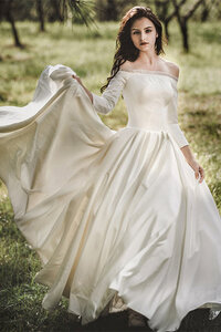 Abito da sposa originale pudica sexy semplice adorabile naturale