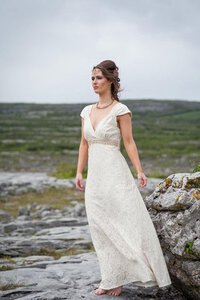 Abito da Sposa con Perline Cappellino V-Scollo Alta Vita in Pizzo