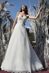 Abito da Sposa in Pizzo Cuore con Applique A Terra Semplice