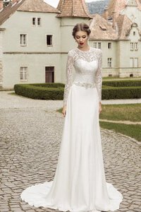 Abito da Sposa in Pizzo Tubino Conservatore con Perline decorato