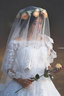 Abito da Sposa in Pizzo con Applique Fuori dalla spalla con Mezze Maniche con Bottone