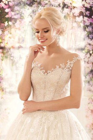 Abito da Sposa Allacciato A Terra in Pizzo Cappellino con Applique