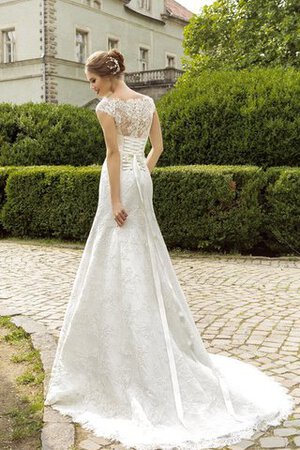 Abito da Sposa Seghettato Scollo in Pizzo con Fiore Cappellino Stravagante