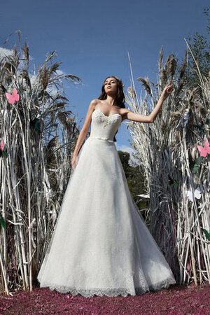 Abito da Sposa in Pizzo Cuore con Applique A Terra Semplice