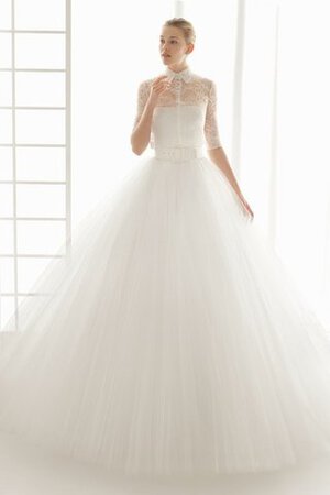 Image: https://www.buyabiti.it/i/9ce2-mamor-abito-da-sposa-vintage-a-terra-puffy-in-pizzo-stravagante.jpg