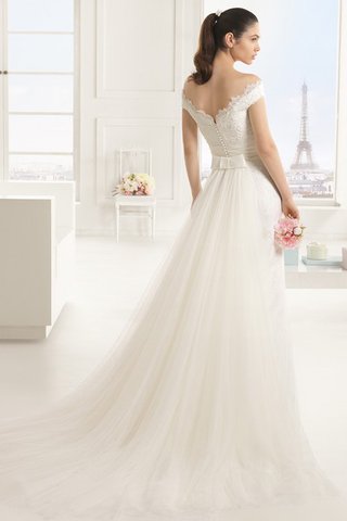Image: https://www.buyabiti.it/i/9ce2-wcd11-abito-da-sposa-con-fiore-con-manica-corte-in-pizzo-senza-vita-fuori-dalla-spalla.jpg