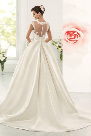 Abito da Sposa in Pizzo Largo con Bottone Stravagante con Festone