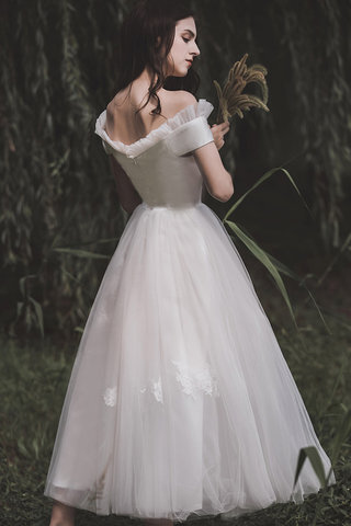 Abito da sposa a spiaggia sotto ginocchio grazioso con applique in raso medievale