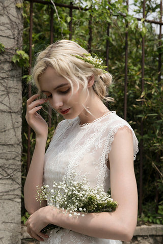 Abito da sposa alternativo a terra all aperto bello lupetto naturale