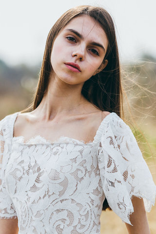 Abito da sposa speciale in pizzo in pizzo lunghi naturale coda a strascico corto