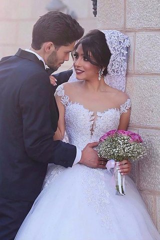 Abito da sposa in pizzo a sala romantico fascino cuore esclusivo