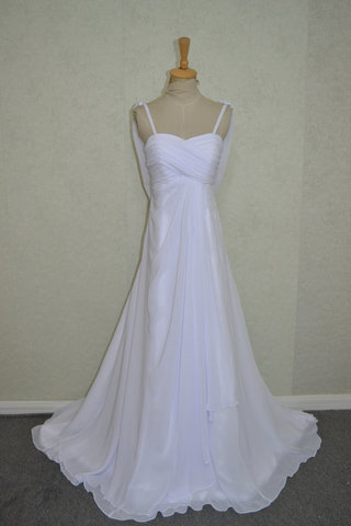 Abito da sposa schiena nuda naturale all aperto giunonico conotta a terra