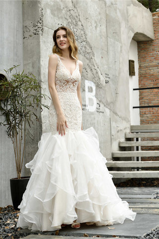 Abito da sposa particolare bella seducente elegante con increspature cerniera