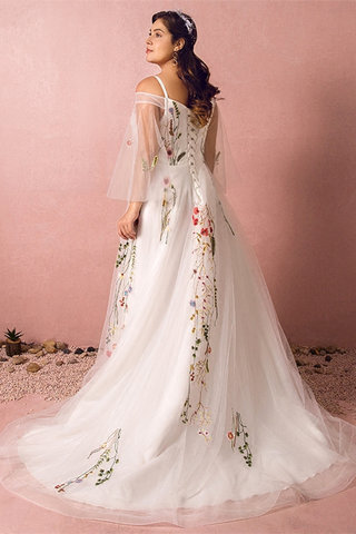 Abito da sposa lungo colorato meraviglioso naturale a sala con applique