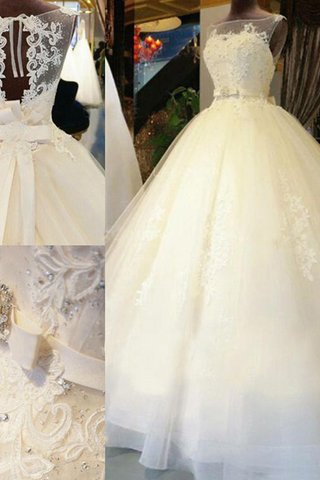 Abito da sposa in tulle stravagante a sala affascinante a terra con nastro