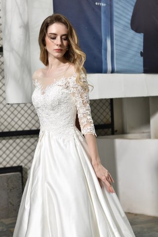 Abito da sposa in pizzo medievale coda a strascico corto eccellente in tulle a sala