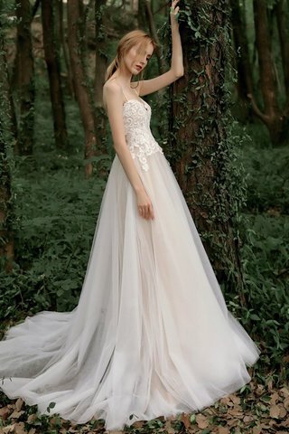 Abito da sposa in pizzo naturale scintillante medievale in tulle particolare