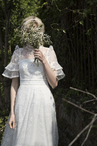 Abito da sposa retro a terra con increspature in pizzo angelico cerniera