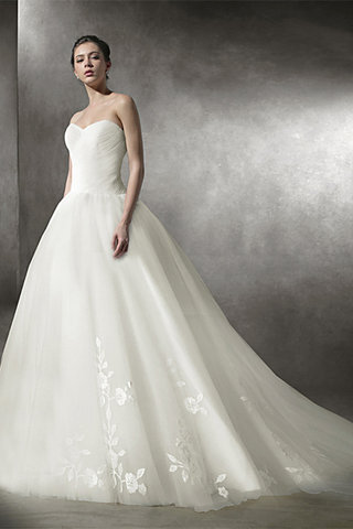 Abito da sposa lungo sogno in pizzo in tulle scintillante in raso