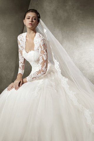 Abito da sposa con maniche lunghe a terra fantastico in pizzo con bottone in tulle