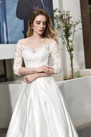 Abito da sposa in pizzo medievale coda a strascico corto eccellente in tulle a sala